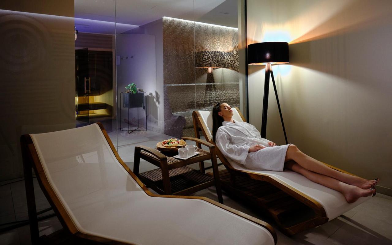 Hotel Ambasador - Liburnia Abbazia Esterno foto A woman relaxing in a spa