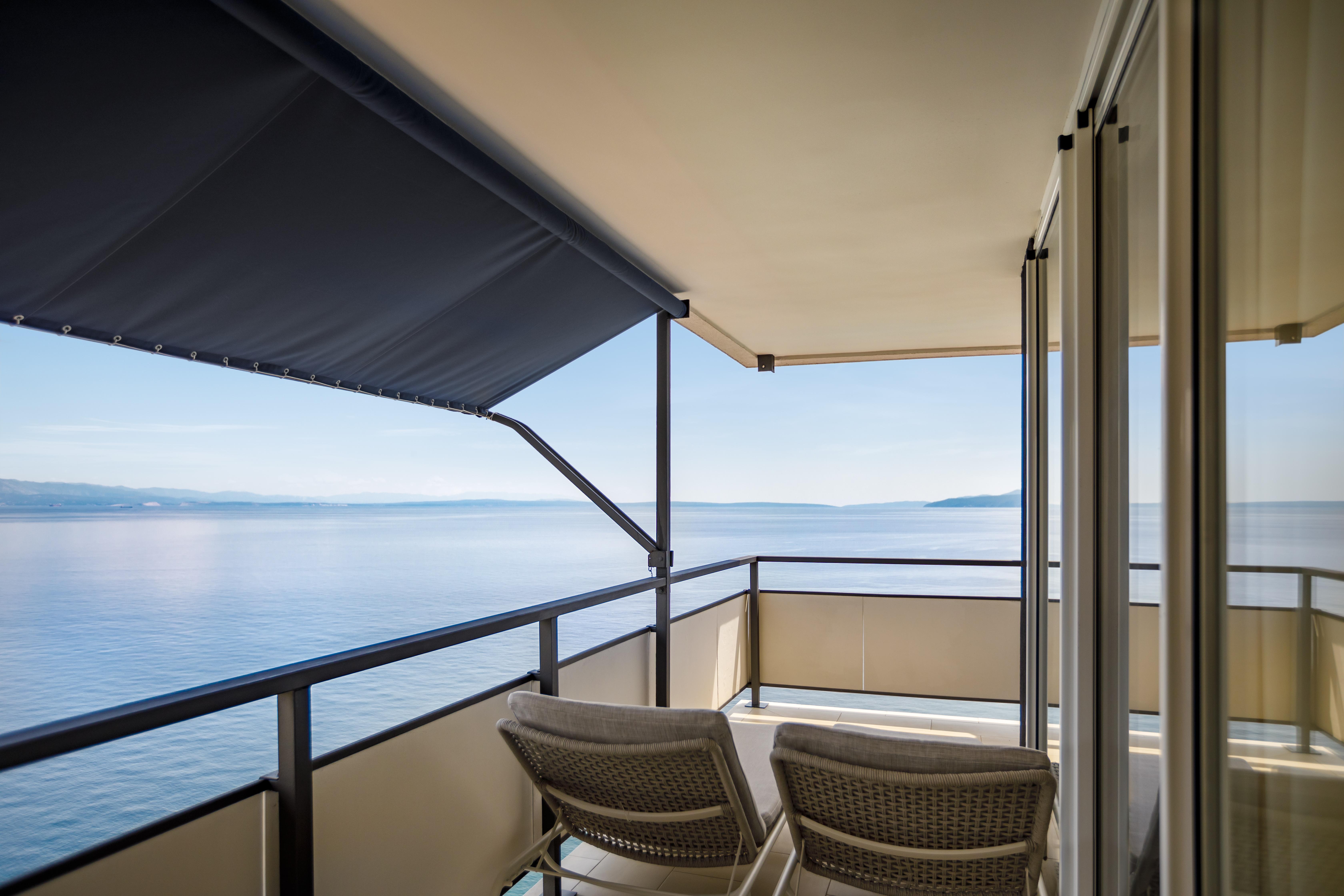 Hotel Ambasador - Liburnia Abbazia Esterno foto A balcony with a retractable awning