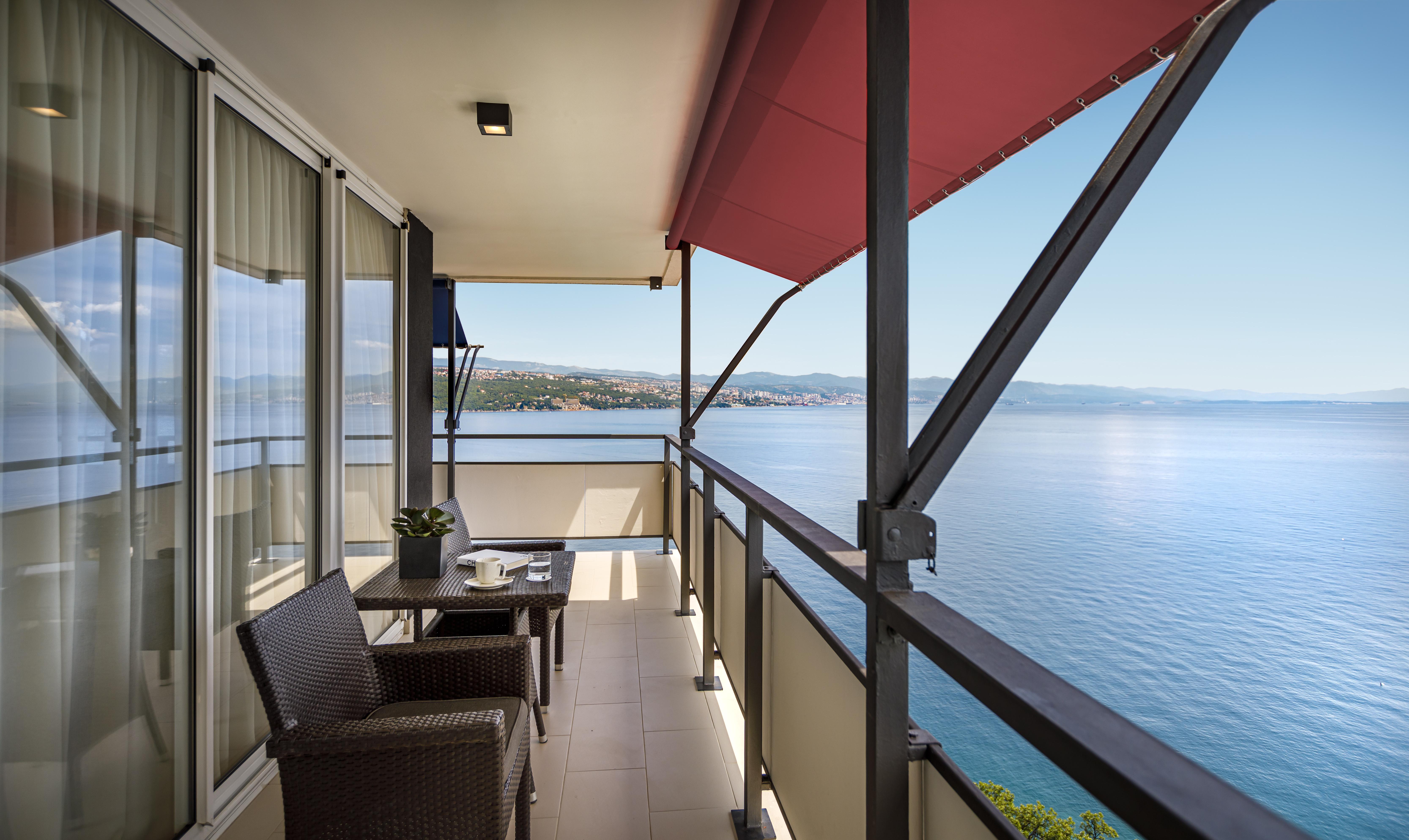 Hotel Ambasador - Liburnia Abbazia Esterno foto A balcony