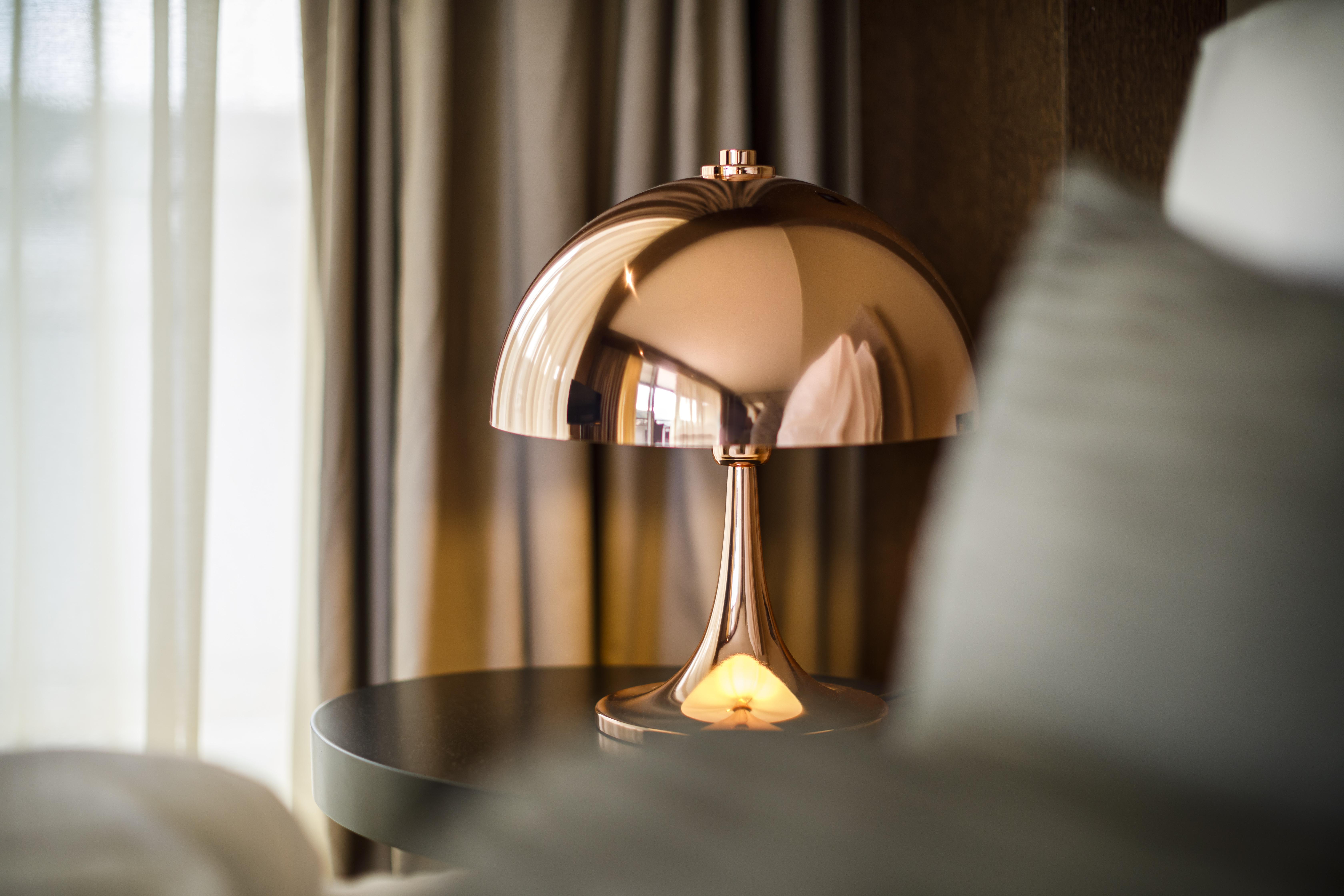Hotel Ambasador - Liburnia Abbazia Esterno foto A table lamp