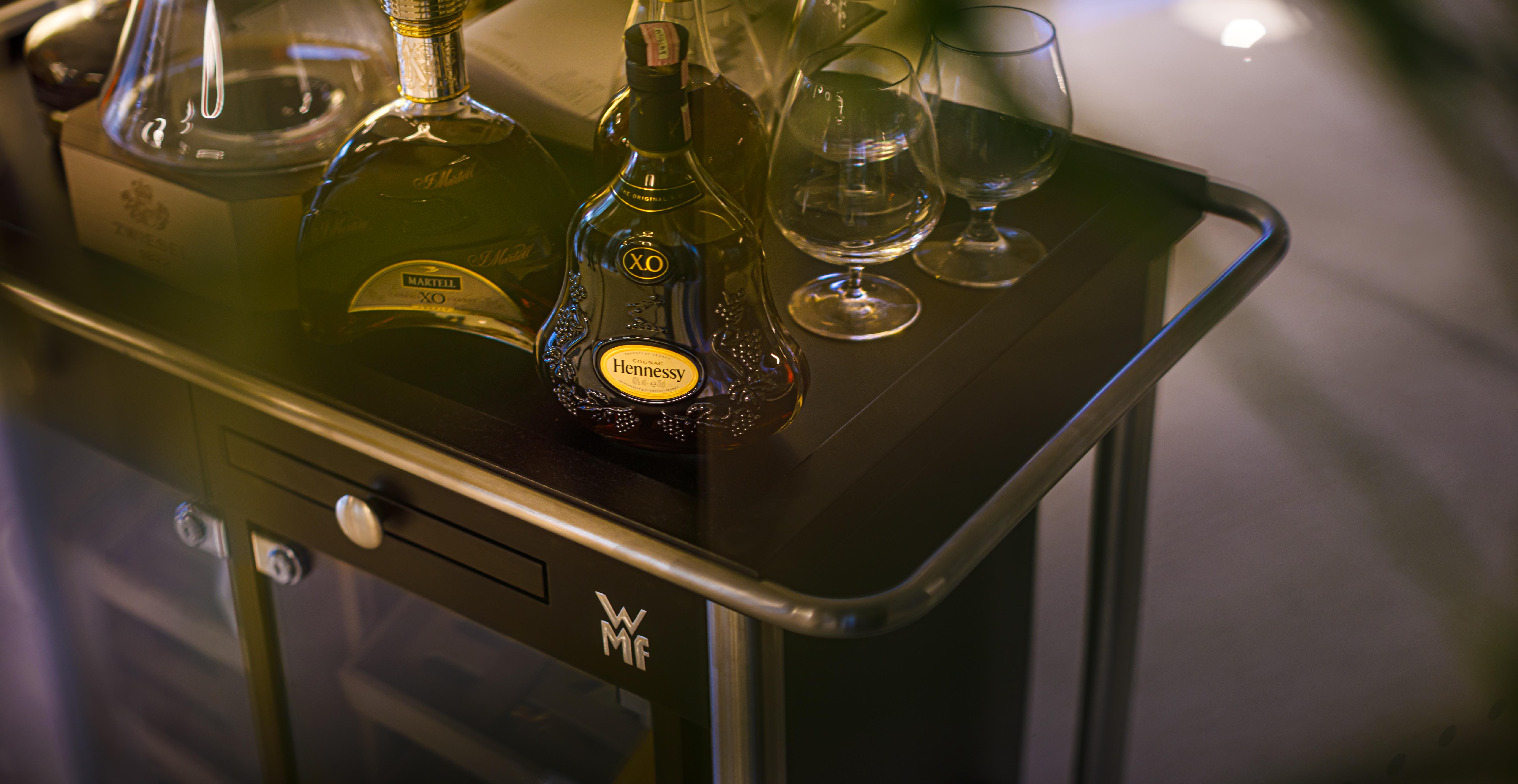 Hotel Ambasador - Liburnia Abbazia Esterno foto A bar cart