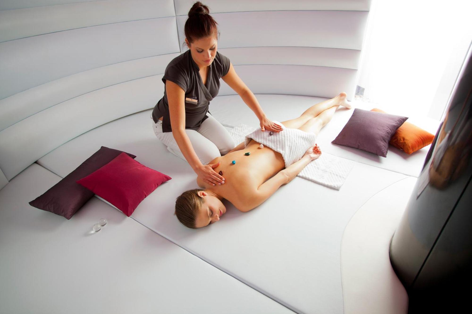 Hotel Ambasador - Liburnia Abbazia Esterno foto A massage therapist treating a female patient